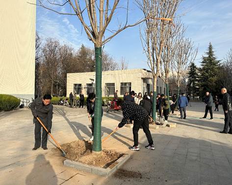 一些人在路上走 描述已自動生成