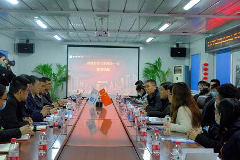 許多人在商店里 描述已自動生成