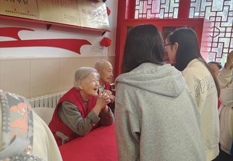 一群人在床上 中度可信度描述已自動生成