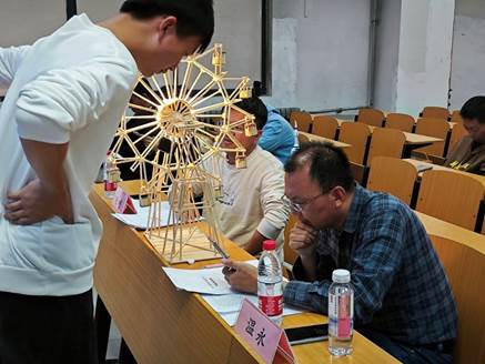 圖片包含 桌子, 人, 室內, 男人 描述已自動生成